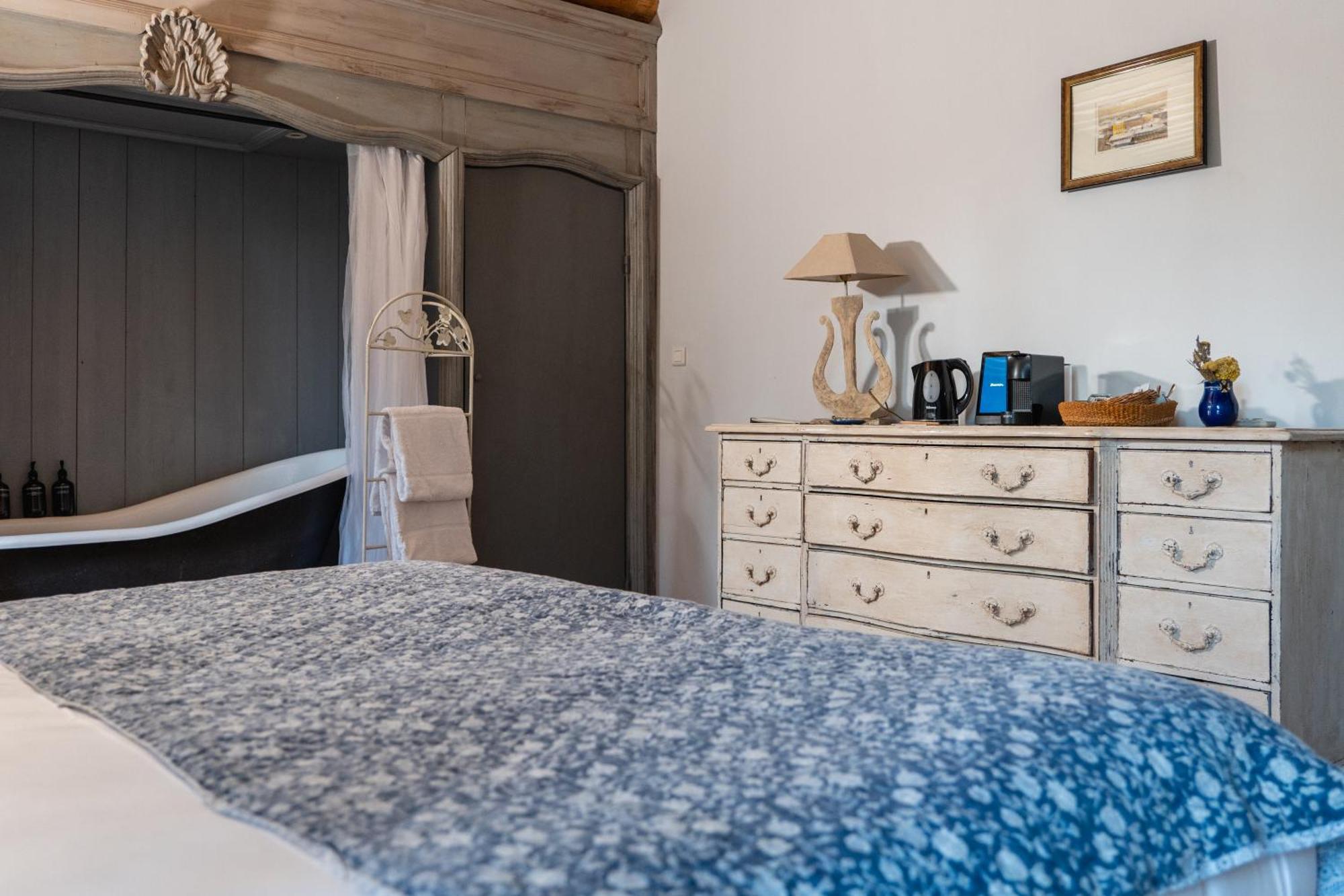 Le Galinier Lourmarin, A Beaumier Guesthouse Номер фото